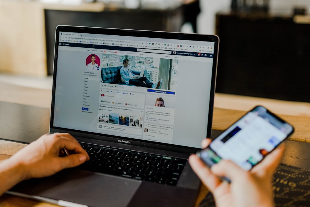 Page Facebook d’un réseau social pour entrepreneurs, sur ordinateur et mobile.